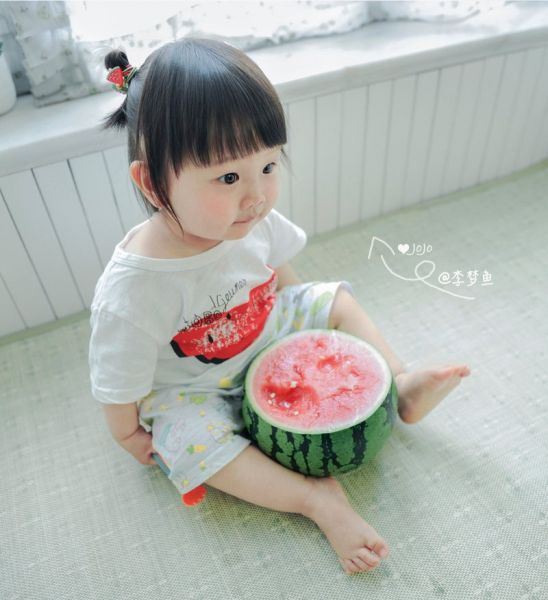 一颗西瓜能拍出怎样的儿童写真-3.jpg