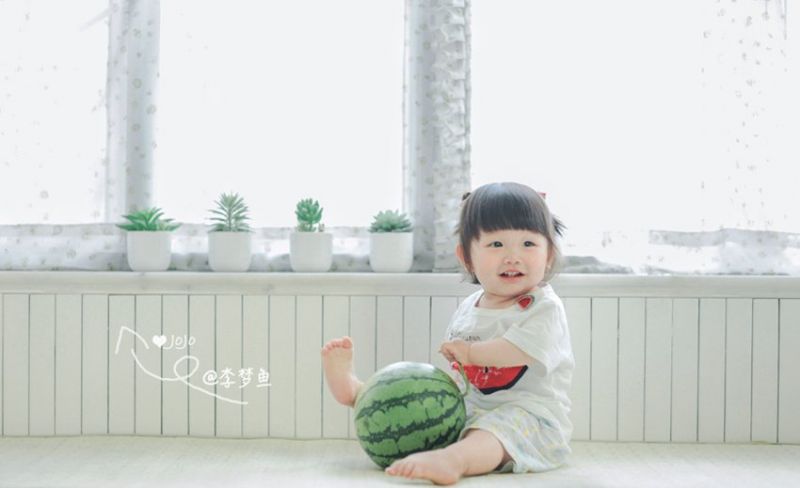一颗西瓜能拍出怎样的儿童写真-4.jpg