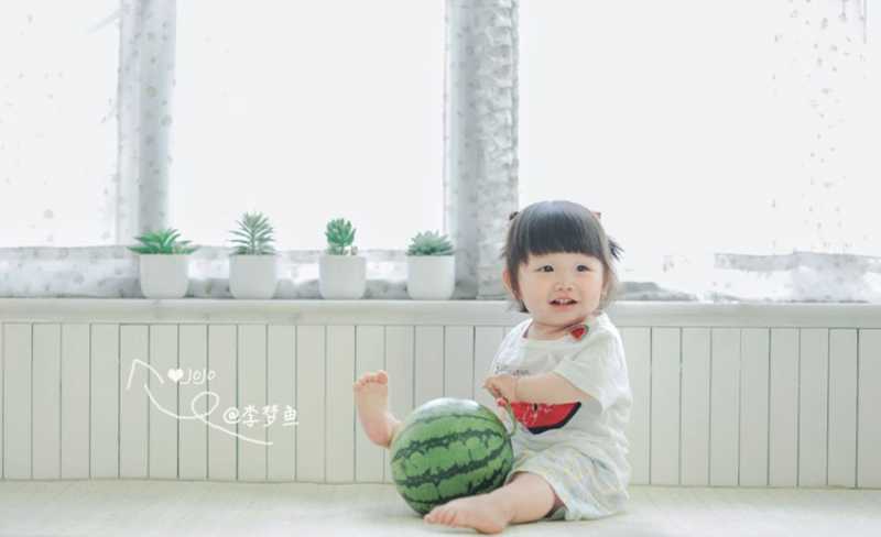 一颗西瓜能拍出怎样的儿童写真-4.jpg