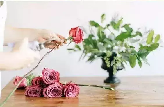把家里的鲜花，分分钟插出花店的效果，简单插花教程-13.jpg