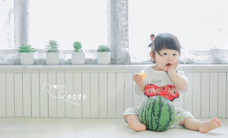 一颗西瓜能拍出怎样的儿童写真-2.jpg