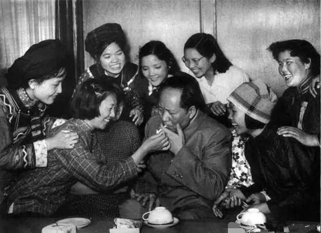 1957年，她给毛主席点烟时被摄影师抓拍了张相，她后来怎...-1.jpg