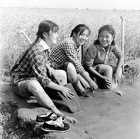 1957年，她给毛主席点烟时被摄影师抓拍了张相，她后来怎...-3.jpg