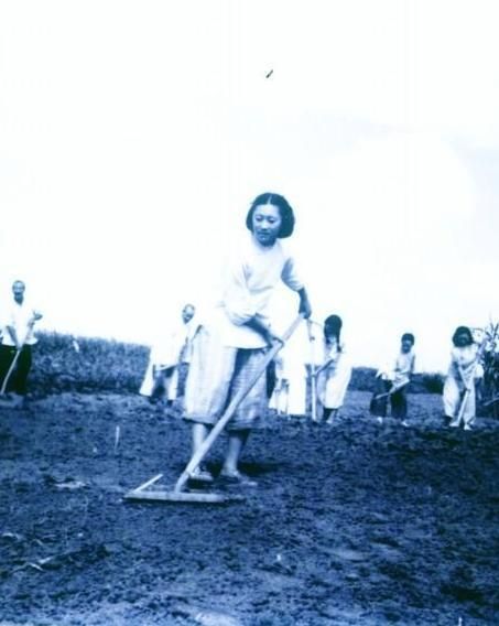 1957年，她给毛主席点烟时被摄影师抓拍了张相，她后来怎...-4.jpg