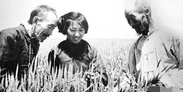 1957年，她给毛主席点烟时被摄影师抓拍了张相，她后来怎...-5.jpg
