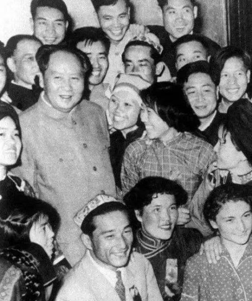 1957年，她给毛主席点烟时被摄影师抓拍了张相，她后来怎...-7.jpg