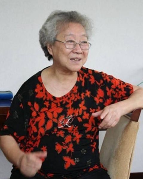 1957年，她给毛主席点烟时被摄影师抓拍了张相，她后来怎...-8.jpg